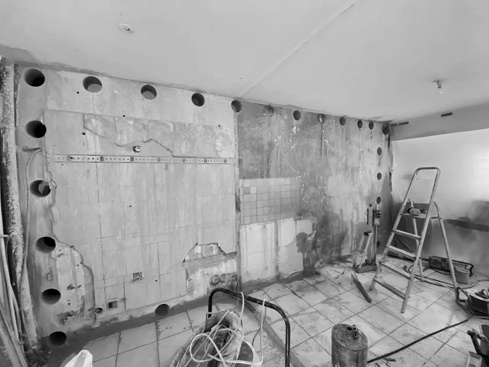 Mur béton percé de carottages diamant alignés